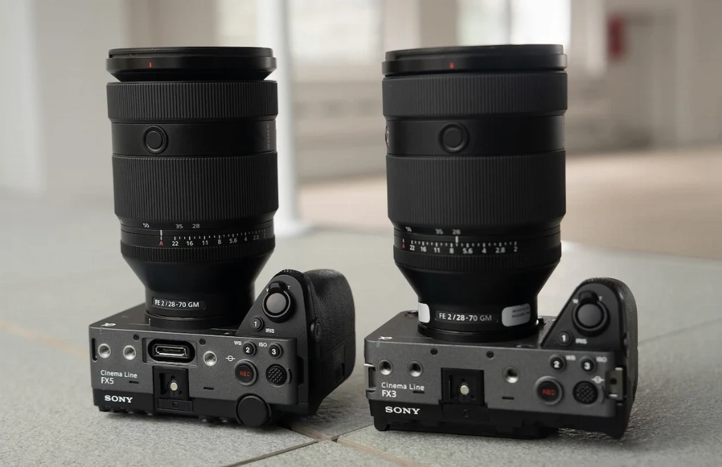 Верхні панелі камер Sony FX5 та Sony FX3 поруч із однаковими об Верхні панелі камер Sony FX5 та Sony FX3 поруч із однаковими об