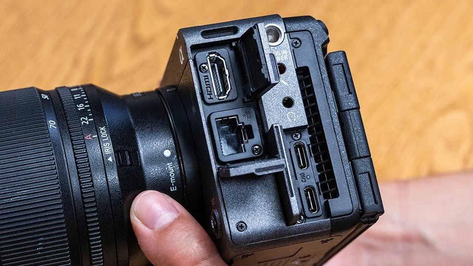 Відкриті гумові заглушки інтерфейсів Sony FX5 з повнорозмірним HDMI Type-A, портом 2.5G Ethernet RJ-45, аудіороз Відкриті гумові заглушки інтерфейсів Sony FX5 з повнорозмірним HDMI Type-A, портом 2.5G Ethernet RJ-45, аудіороз