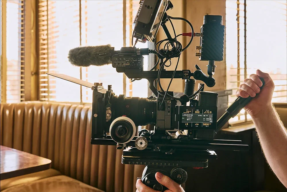Повнокадрова камера Sony FX3 з встановленою рукояткою XLR handle unit та спрямованим мікрофоном на знімальному майданчику Повнокадрова камера Sony FX3 з встановленою рукояткою XLR handle unit та спрямованим мікрофоном на знімальному майданчику