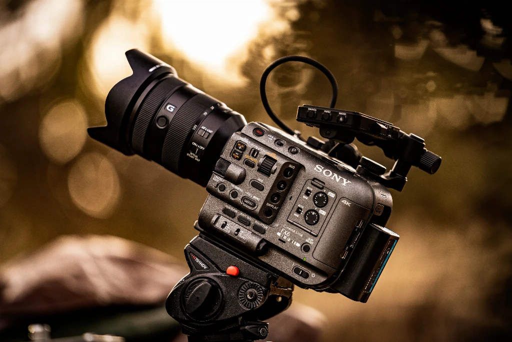 Кінокамера Sony FX6 на штативі з верхнім руків Кінокамера Sony FX6 на штативі з верхнім руків