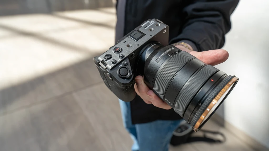 Повнокадрова камера Sony FX3 у руці оператора з об Повнокадрова камера Sony FX3 у руці оператора з об