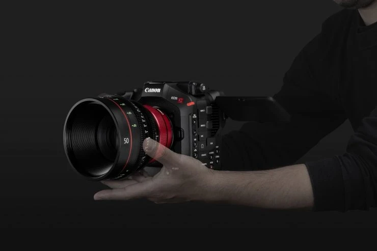 Кінокамера Canon EOS C80 у руках оператора з кінооб Кінокамера Canon EOS C80 у руках оператора з кінооб