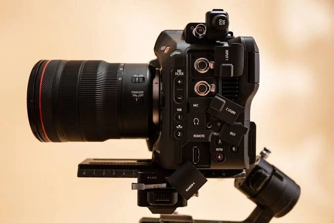 Корпус кінокамери Canon EOS C80 з бокового ракурсу із висвітленням слотів розширень та кріплень Корпус кінокамери Canon EOS C80 з бокового ракурсу із висвітленням слотів розширень та кріплень