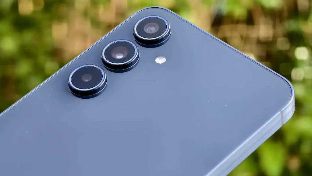 Samsung скорочує виробництво Galaxy A: популярні смартфони можуть подорожчати та отримати гірші характеристики